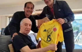 Néstor Lorenzo con la camiseta de la Selección Colombia que le obsequió a Bilardo.  