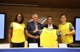 Ciro Solano, presidente del COC, con los deportistas Flor Denis Ruiz y Diego Arboleda.