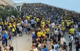 Aficionados ingresando sin control a la final.