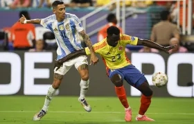 Davinson frente a Di María.