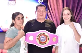 Diana Ayala, el promotor Juan Carlos Devia y Paulina Ángel. 