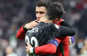 Diogo Costa y Cristiano Ronaldo abrazados tras el triunfo en la tanda de penales. 