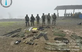 Integrantes del Ejército posan con parte de lo hallado.