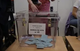 Votantes en un colegio electoral durante la segunda vuelta de las elecciones  francesas.