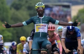 Biniam Girmay celebra tras lograr su segunda victoria de etapa en el Tour.