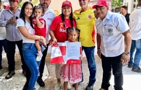 Gobernador del Atlántico en la plaza principal de Galapa en la entrega de titulaciones.