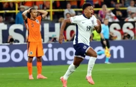 Ollie Watkins emprende la carrera para celebrar el gol del triunfo de Inglaterra. 