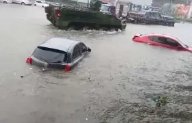 Vehículos afectados por la inundación. 