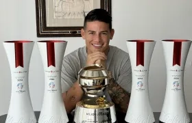James Rodríguez con los trofeos que conquistó en la Copa América.