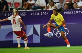 Manuela Vanegas domina la pelota ante la marca de la canadiense Adriana León.