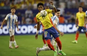 Johan Mojica en la final de la Copa América contra Argentina. 