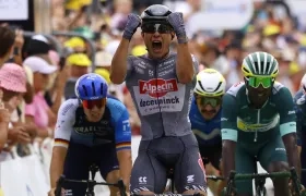 Jasper Philipsen festeja tras imponerse en la décima etapa del Tour.