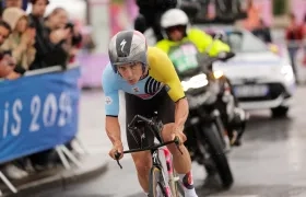 Remco Evenepoel rumbo a la meta en el Puente de Alejandro III.