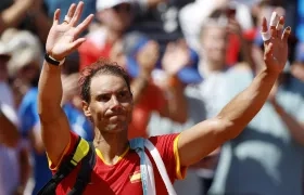 Rafael Nadal se despide tras su derrota ante Novak Djokovic. 