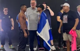 Robert Barrera (izquierda) y Román González en el tradicional cara cara previo al combate.