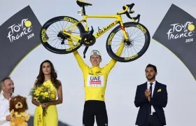 Tadej Pogacar festejó su triunfo en el Tour levantando su bicicleta. 