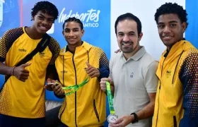 El director de Indeportes Atlántico, Iván Urquijo, con los boxeadores Leonard y Denzel Bermúdez.