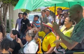 Manuel María Valdés, padre de Angie, observando el combate de su hija. 