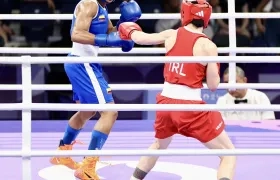 Angie Valdés (izquierda) durante su combate contra la irlandesa Kellie Harrington.