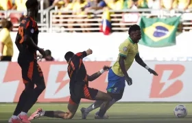 La acción polémica de Daniel Muñoz sobre Vinicius que Brasil reclamó como penalti. 