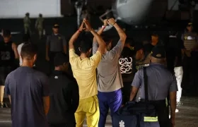 Migrantes deportados esperan el avión.