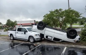 Carros volteados por el huracán.