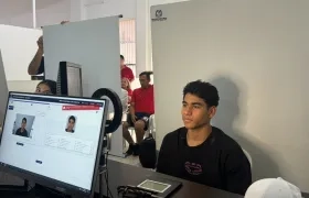 Ángel Barajas tramitando su cédula en la Registraduría, en Cúcuta. 