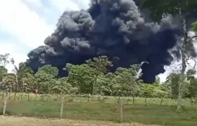 Incendio tras el atentado al oleoducto. 