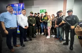 El comerciante rescatado junto con familiares y uniformados.