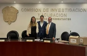 La vicepresidenta de la Comisión Katherine Miranda, el presidente Leonardo Gallego y el secretario general Jairo Corzo.