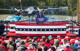 Donald Trump ofreciendo un discurso protegido con vidrios antibalas. 