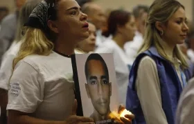 Familiares de víctimas de 'falsos positivos' asisten a un acto de excusas públicas por parte del Estado.