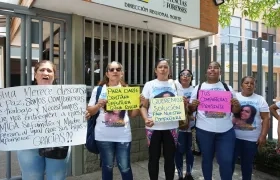 Plantón de familiares y amigas de Gina a las afueras de Medicina Legal. 