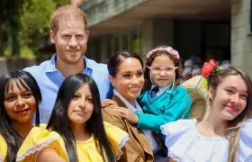 Los duques de Sussex junto con niños en un evento en Bogotá.