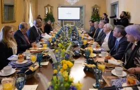 Expresidentes de Colombia reunidos en la Comisión. 