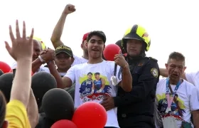 El gimnasta Ángel Barajas a su llegada a su ciudad natal. 