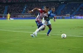 Yairo Moreno intenta escaparse de la marca de Juan Camilo Castillo.