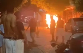 El vehículo cuando estaba en llamas en el barrio San Francisco. 