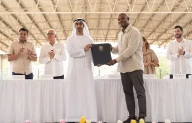 El embajador de los Emiratos Árabes en Colombia, Mohamed Abdulla Ali Binkhater Alshamsi, y el canciller Murillo.