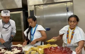 Lucelly junto a su madre, María del Carmen, en la preparación de los bollos de mazorca rellenos de frijoles. 