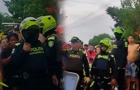 La Policía acordonó el área para la inspección de los cuerpos. 