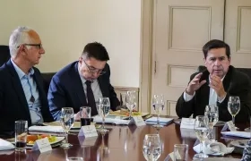 El ministro del Interior, Juan Fernando Cristo, en reunión con partidos políticos.