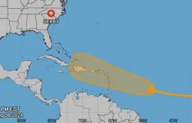 Trayectoria de la onda tropical (franja salmón). 