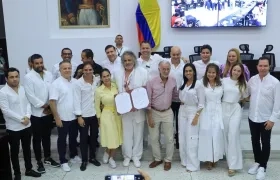 José Pérez junto a los diputados del Atlántico y el gobernador Eduardo Verano.