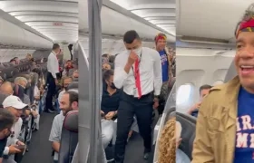 Momento en que el pasajero, con nacionalidad estadounidense, era bajado del vuelo de American Airlines. 