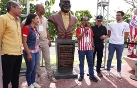 Édgar Perea Agudelo, hijo de 'El Campeón', en la develación del busto, junto al secretario de Deportes de Barranquilla, Daniel Trujillo, y el artista Yino Márquez.