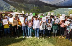 Presidente Petro entregando títulos de tierra en El Aro.