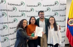 El Superintendente de Salud al firmar la circular. 