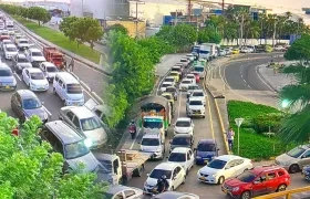 Trancón en la Vía 40, a la altura de la rotonda del barrio Las Flores. 