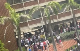 Estudiantes se aglomeran en el sitio donde cayó el joven.